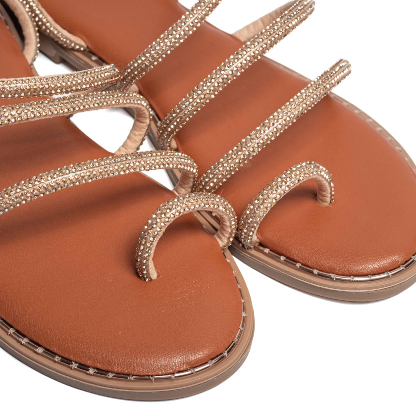 Flat Σανδάλια με Λοξό Λουράκι & Strass