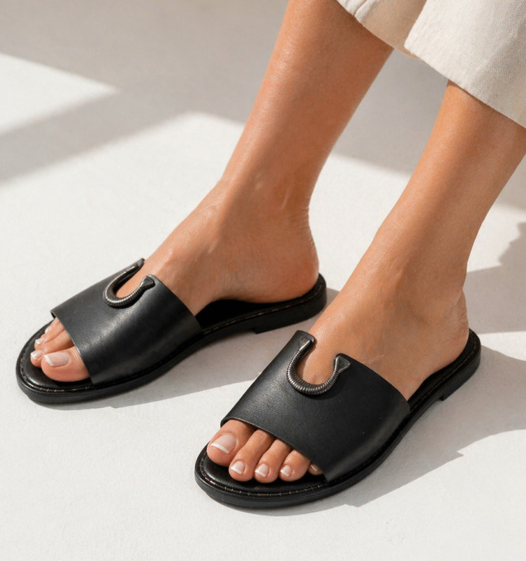 Σανδάλια Flat με Μεταλλική Λεπτομέρεια