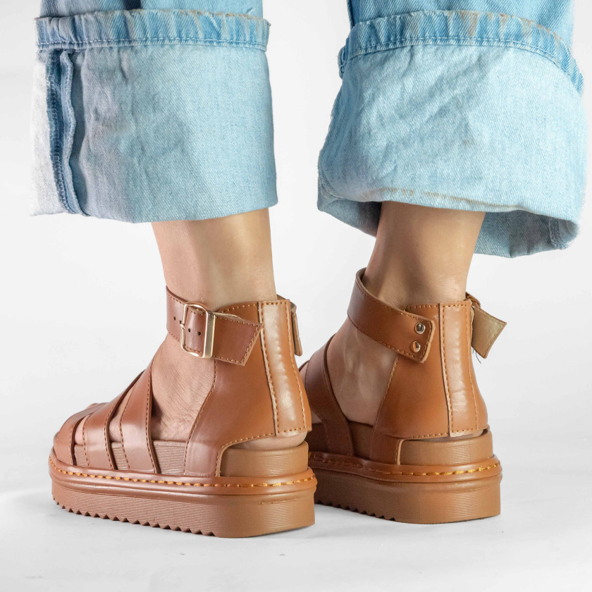 Σανδάλια Flatform με Χιαστί Λουράκια και Μπαρέτα